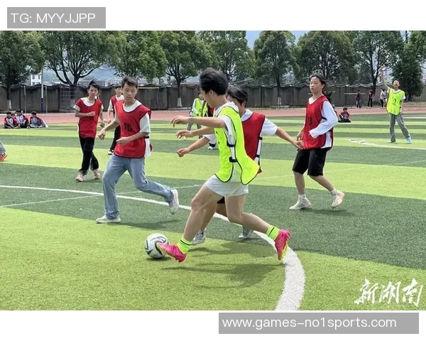 校园青春活力四射学生们在绿茵场上尽情踢足球的精彩瞬间 校园青春活力四射学生们在绿茵场上尽情踢足球的精彩瞬间