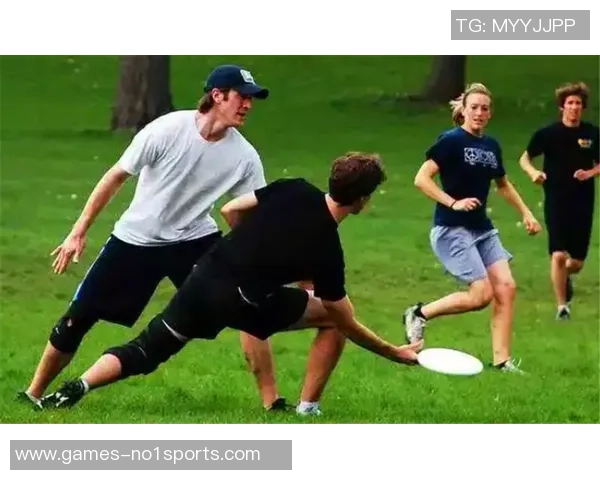 足球与飞盘的奇妙碰撞探索两项运动的融合与创新之路